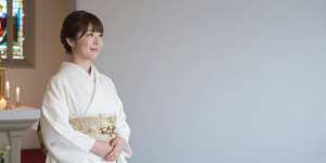 厳かなチャペルで祈る花嫁