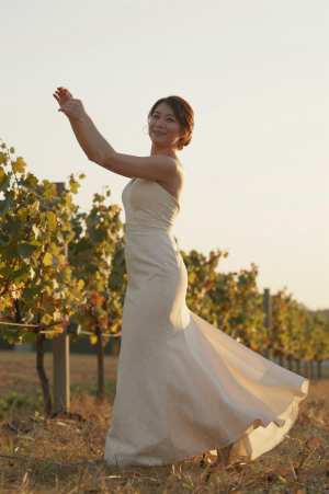 夕暮れのブドウ畑で踊る花嫁