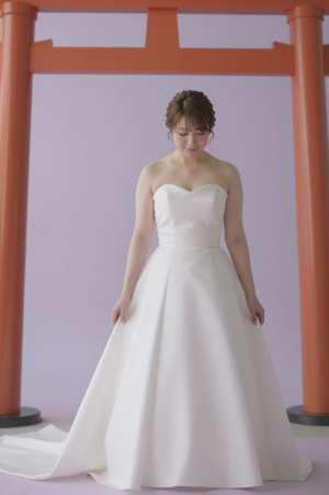 神社の門をくぐる花嫁