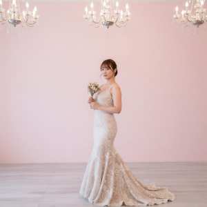 舞踏室で優雅に踊る花嫁