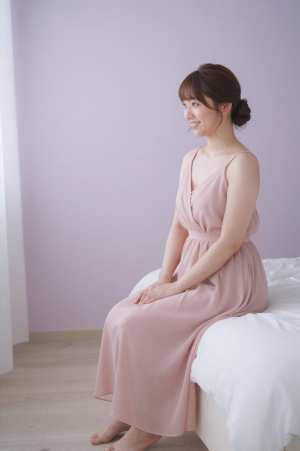 ブライズルームで友人を待つ女性