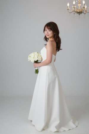 華やかな会場で振り向く花嫁