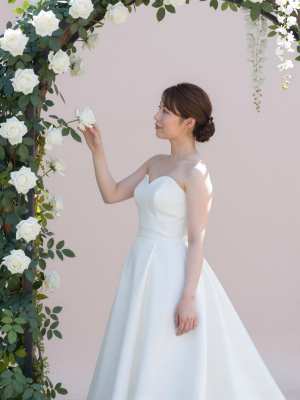 ガーデンで佇む花嫁