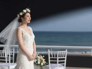 海辺で風に揺れる花嫁のベール