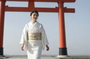 神社で静かに歩む花嫁