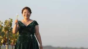 ぶどう畑で乾杯するパーティー客