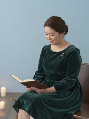 教会で瞑想する女性