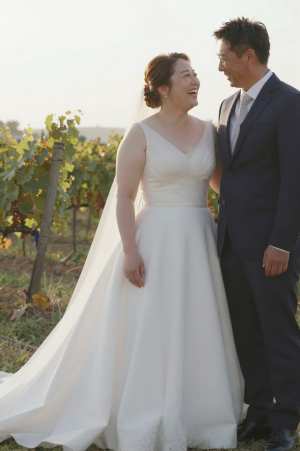 ぶどう畑で寄り添う花嫁