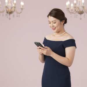 宴会場でスマホを確認する女性