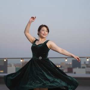 屋上パーティーで踊る女性