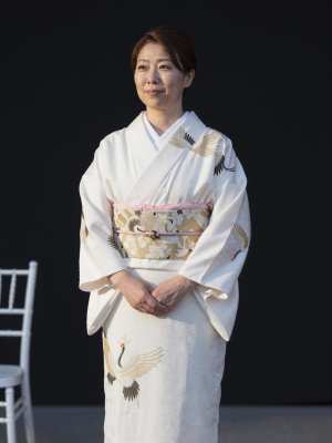 海辺で佇む和装の花嫁