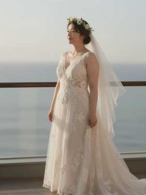 海を望むバルコニーの花嫁