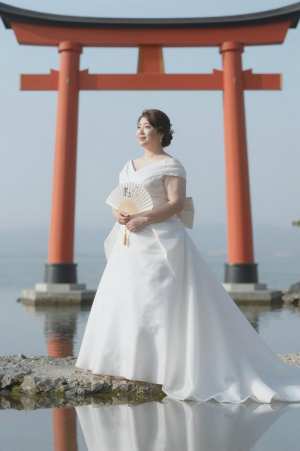 神社で佇む洋装の花嫁