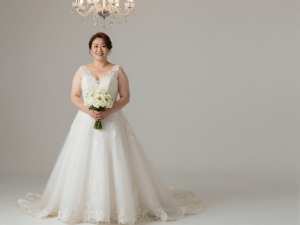 豪華な会場で微笑む花嫁