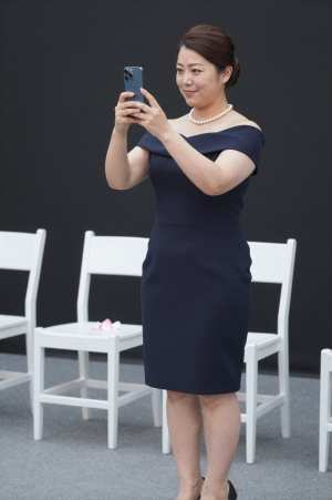 海辺でスマホ撮影を楽しむ女性