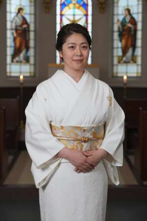 厳かな教会で佇む花嫁