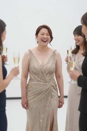 宴会場で友人たちと談笑