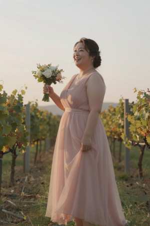 ぶどう畑でブーケトスする女性