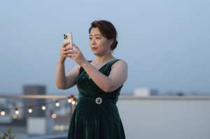 夜景をスマホで撮影する女性