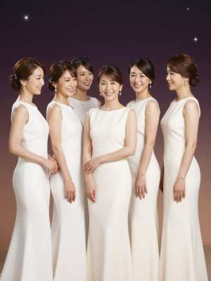 キャバクラ求人：白いドレスの饗宴