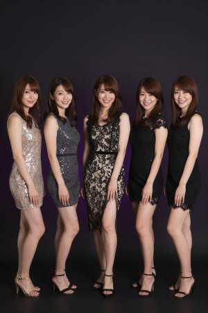 キャバクラ求人：魅惑のドレス共演