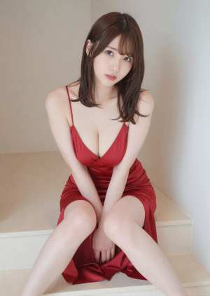 黒ドレス姿のエレガントな女性