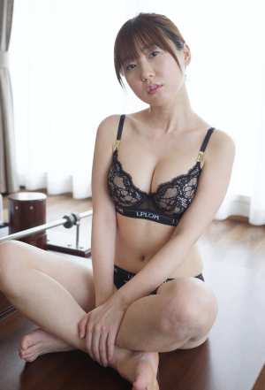 黒レース姿の魅力的な女性