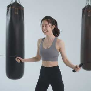 ボクシングジムで縄跳びをする女性