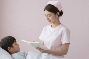 小児病棟で絵本を読む看護師