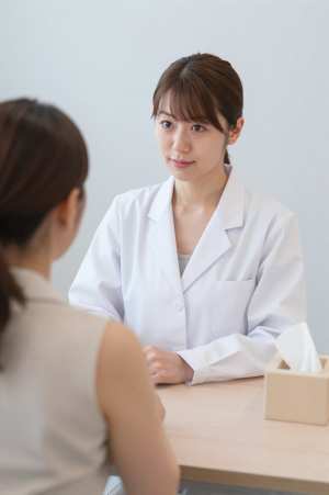 診察室で患者を励ます医師