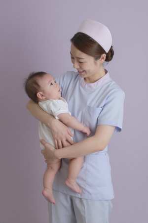 小児病棟で赤ちゃんを抱く看護師