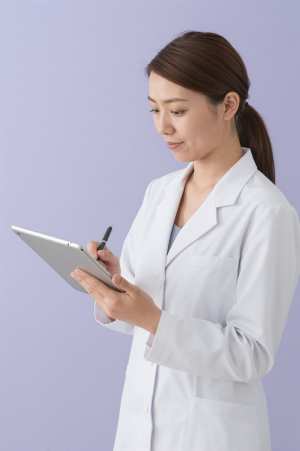 診察室で問診する医師