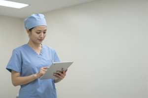 手術室前で協議する医師