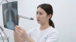 歯科医院でX線を分析する歯科医