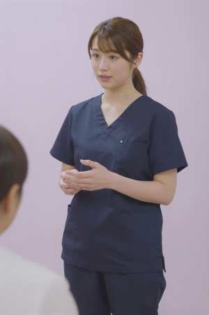 病院廊下で家族と話す看護師