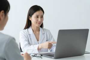 診察室で検査結果を説明する医師