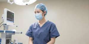 手術室でモニターを確認する医師