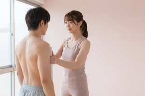 リハビリジムで階段昇降を指導