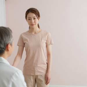 訪問看護で歩行を介助する看護師