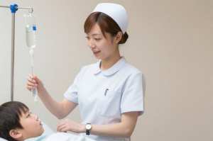 小児病棟でケアする看護師