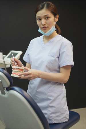 歯科医院で説明する歯科衛生士