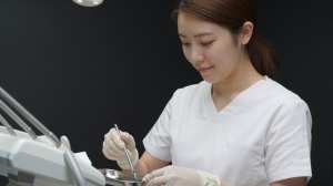 歯科医院で器具を準備する歯科衛生士