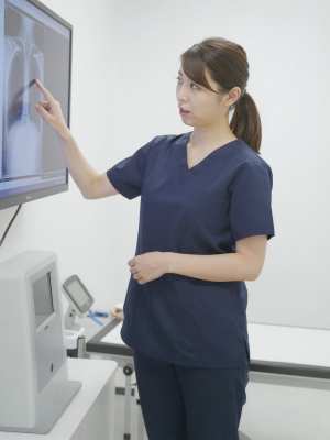 診察室でX線画像を説明する医師