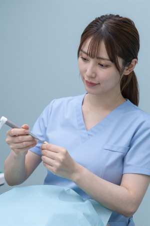 歯科医院で歯石除去を行う衛生士