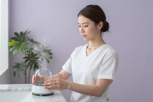 モダンなバスルームでスチーマーを準備する女性