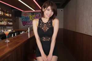 レース姿の笑顔女性