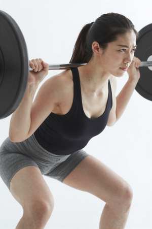 デッドリフトで力む男性の横顔