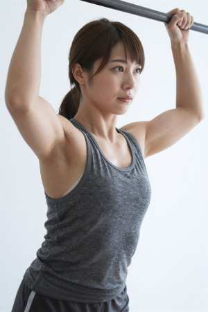 懸垂に挑む男性の横顔