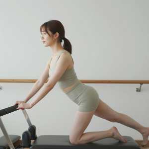 ピラティスリフォーマーで鍛える女性の横顔
