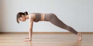 太陽礼拝で流れるようにポーズをとる女性